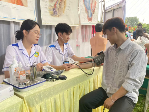 Vì sao nhiều sinh viên sau khi tốt nghiệp không muốn gắn bó với nghề điều dưỡng?
